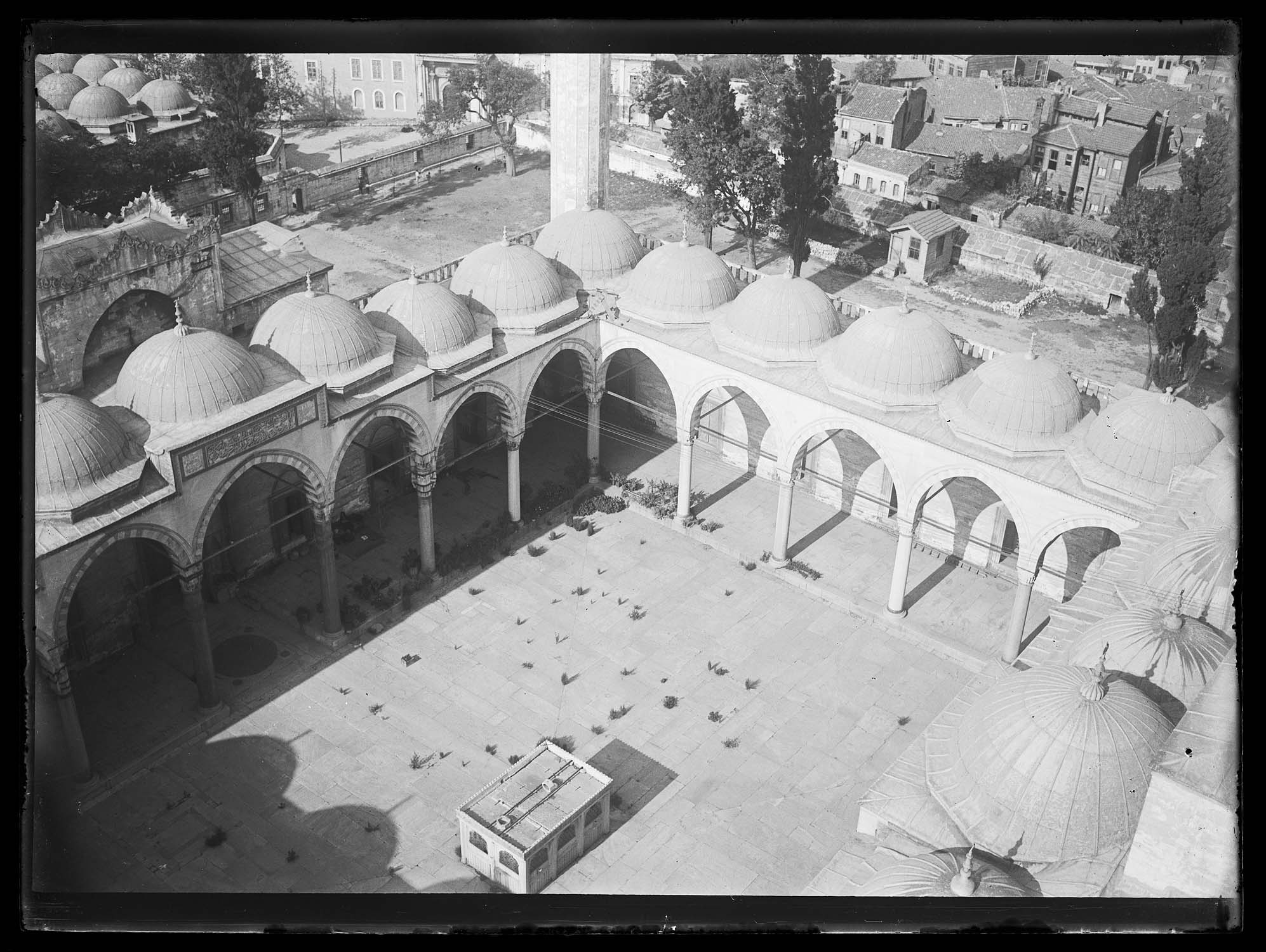 Cour intérieure de la mosquée depuis le minaret sud-est